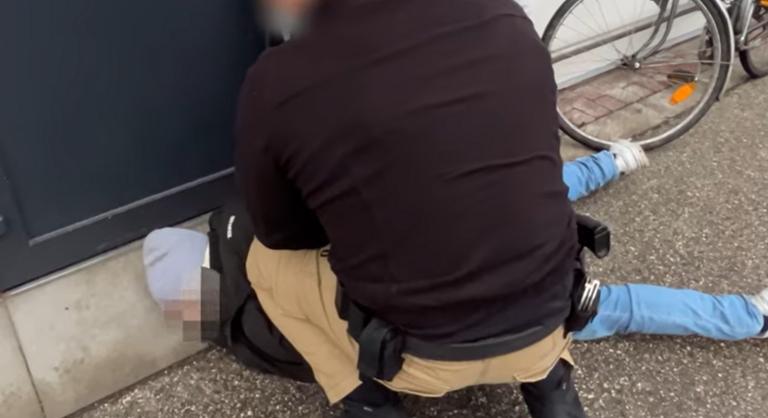 Egy szolnoki áruház parkolójában csaptak le a rendőrök a szexuális bűnözőre, aki a körözötti toplistán is szerepelt