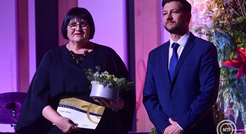 A külhoni magyarságért végzett áldozatos munkájáért Duna-díjat kapott Orosz Ildikó