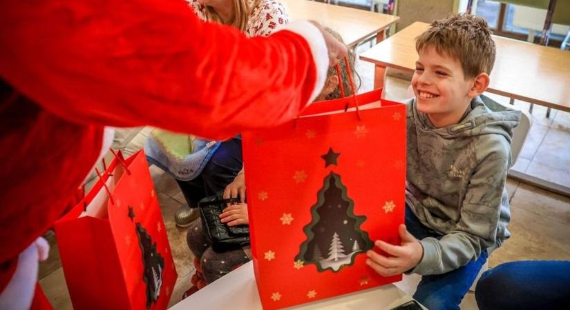 Mosolyt hozott a Mikulás a beteg gyerekeknek (videó)