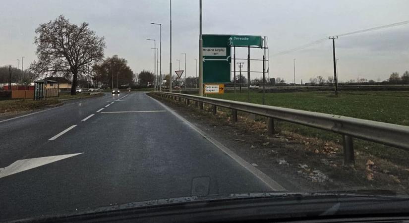 Még nem pótolták Debrecen és Mikepércs között a táblákat, melyeket széttépett a novemberi vihar