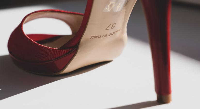 Ez az oka, hogy először nem a nők, hanem a férfiak körében terjedt el a magas sarkú cipő