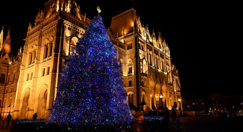 „Soha életemben nem láttam ilyen ronda karácsonyfát” – fellángolt a vita a TikTokon a Kossuth tér feldíszített fenyőfája miatt