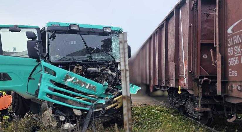 Szörnyű baleset: ráhajtott a sínekre, vonattal ütközött a kamion