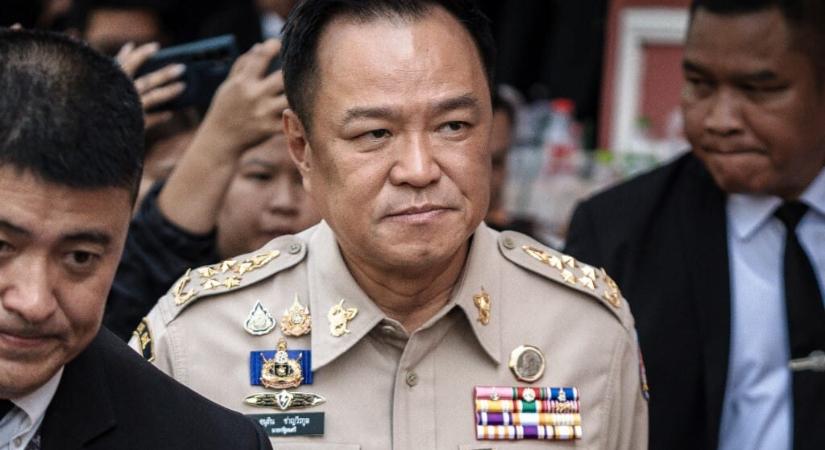 Feloszlott a parlament a szomszédjával összecsapó Thaiföldön, Trump telefonon léphet közbe