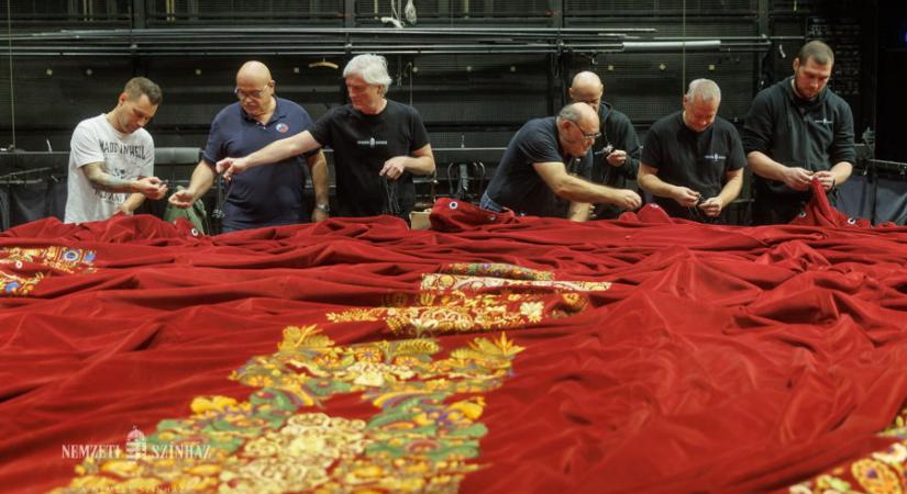 Helyére került az új díszfüggöny a Nemzeti Színházban