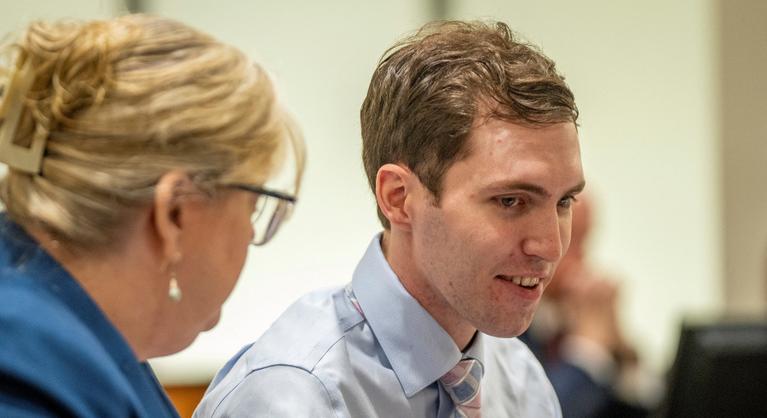 Bilincsben, de sokat mosolyogva állt először személyesen a bíróság elé Charlie Kirk feltételezett gyilkosa