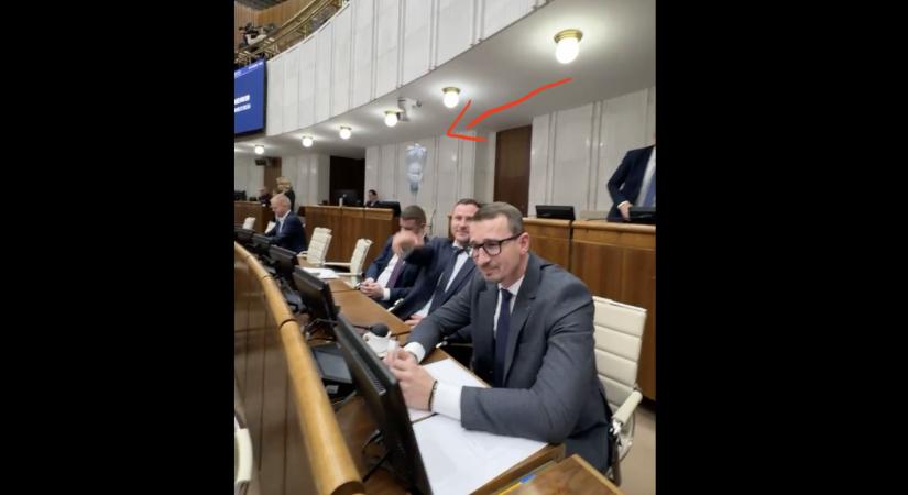 Mi van, te f*sz: palackdobálás, káromkodás és dulakodás a szlovák parlament ülésén