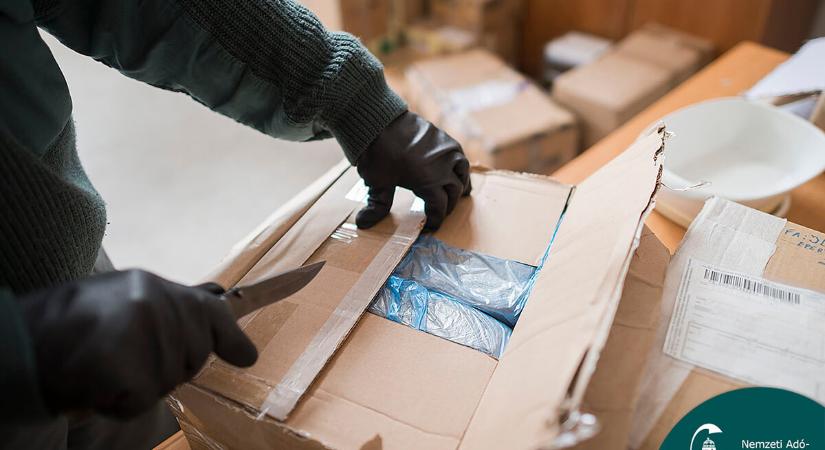 Kétszáz csomag bukott le: 18 millió forintnyi illegális dohányterméket foglalt le a NAV