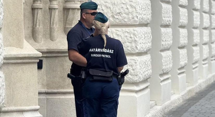 Hadházy Ákos: Rendőrök helyett gyorstalpalós határvadászok őrzik a Belügyminisztérium épületét