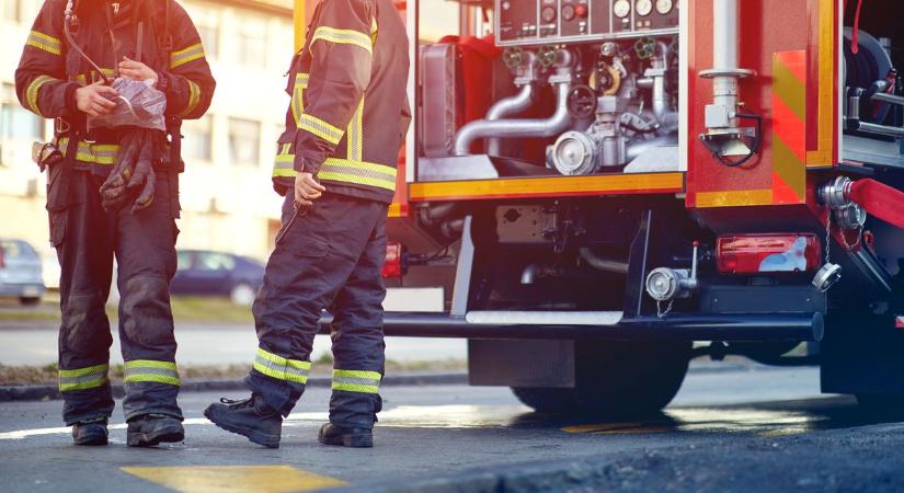 Vasúti átjárónál karambolozott két autó, több egység is a helyszínre sietett