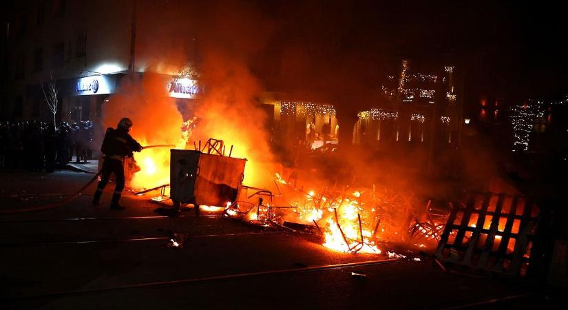 Európa forrong, Magyarország kitart