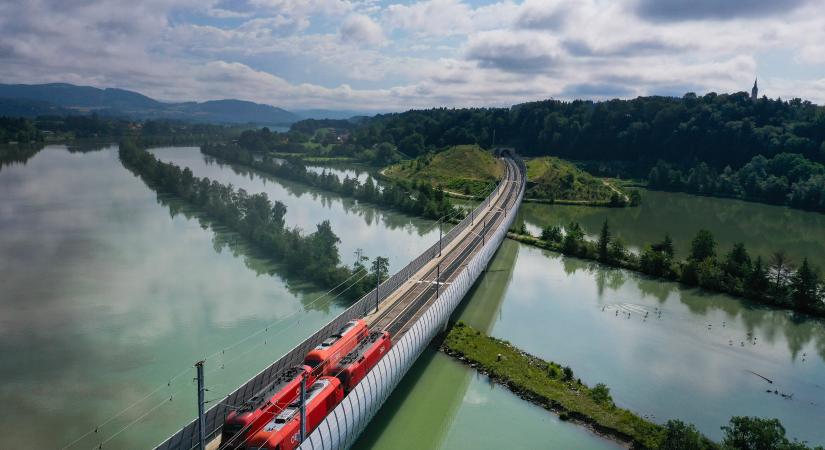 Történelmi pillanat az osztrák közlekedésben: átadták az évszázad vasúti projektjét