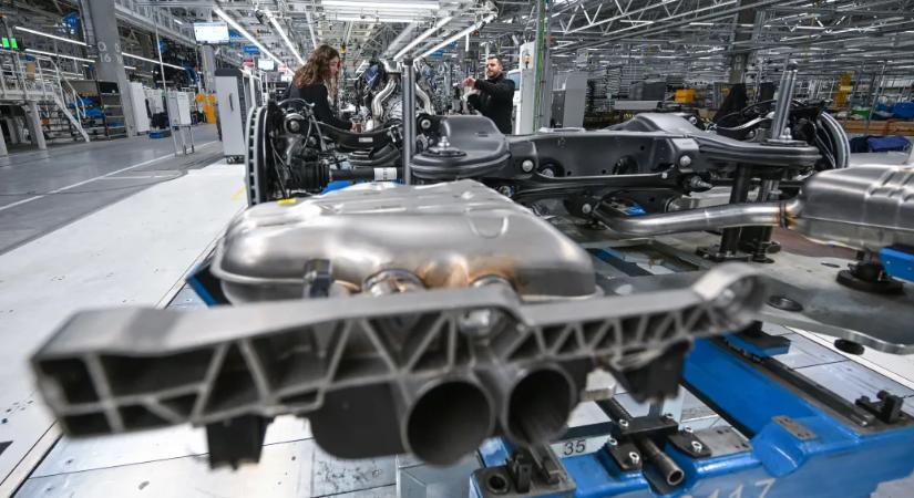 Mégsem tiltják be teljesen az új benzines autók forgalmazását az EU-ban