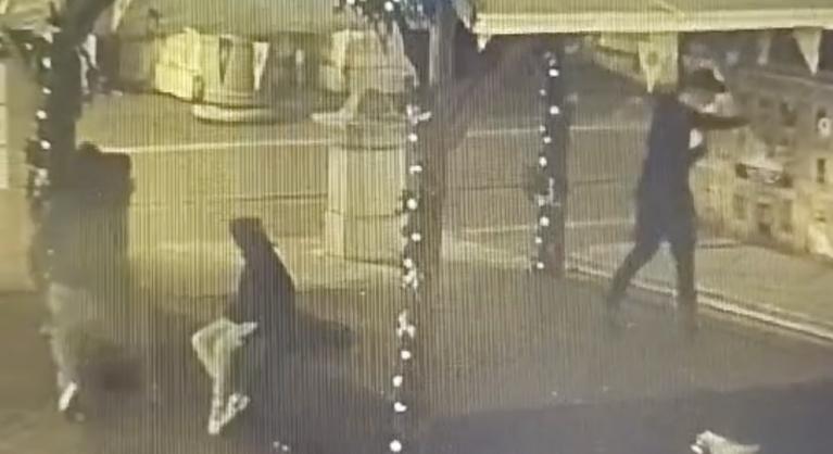 Fiatalok rombolták szét a szegedi karácsonyi vásár színpadjának díszletét