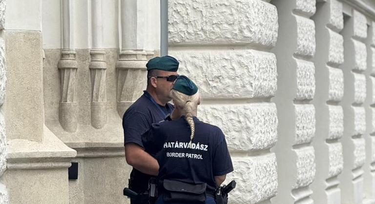 Hadházy Ákos: Rendőrök helyett határvadászok őrzik a Belügyminisztériumot