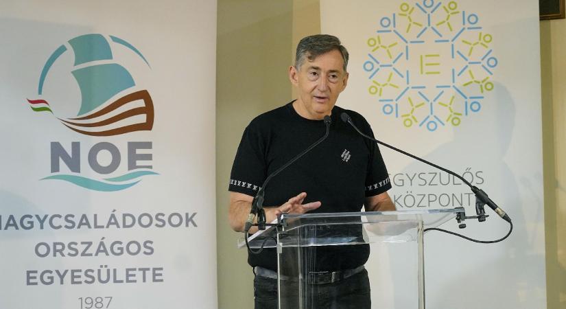 Félórás ünnepi beszédet mond a karácsonyi céges buliján Mészáros Lőrinc