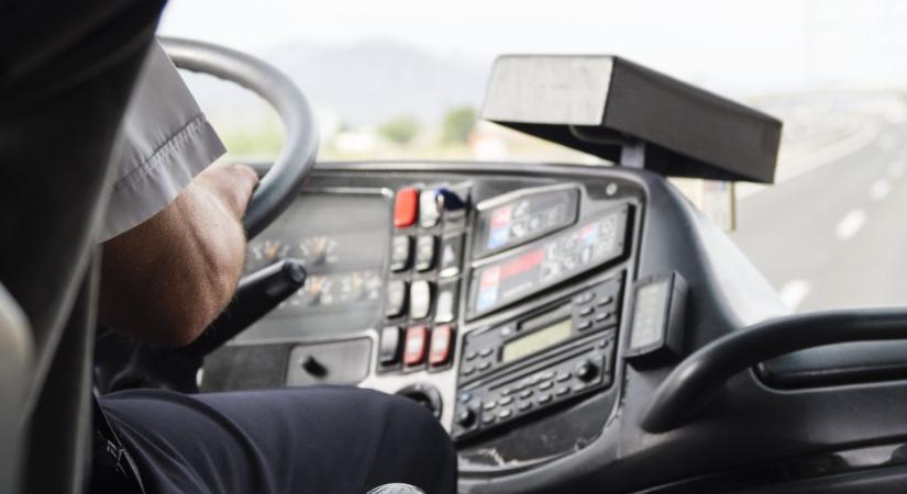 Elfogtak tíz buszvezetőt, illetve jegyellenőrt