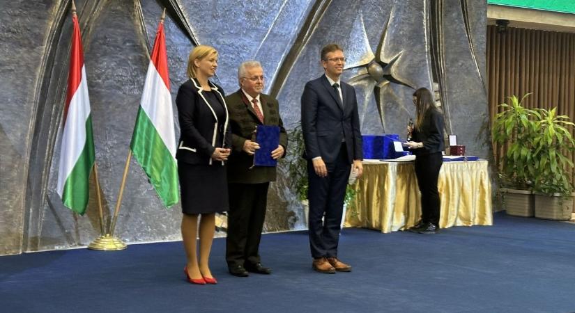 Eötvös József-díjat kapott Tossenberger János