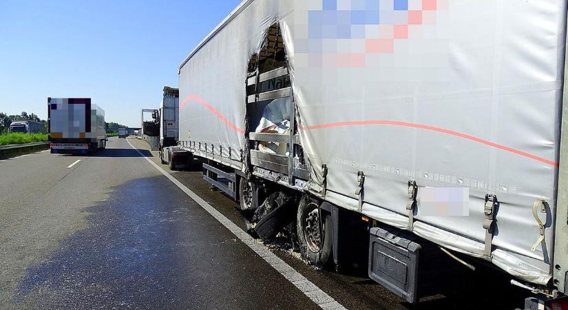 Defektet kapott egy kamion, óvatosan az M6-oson!