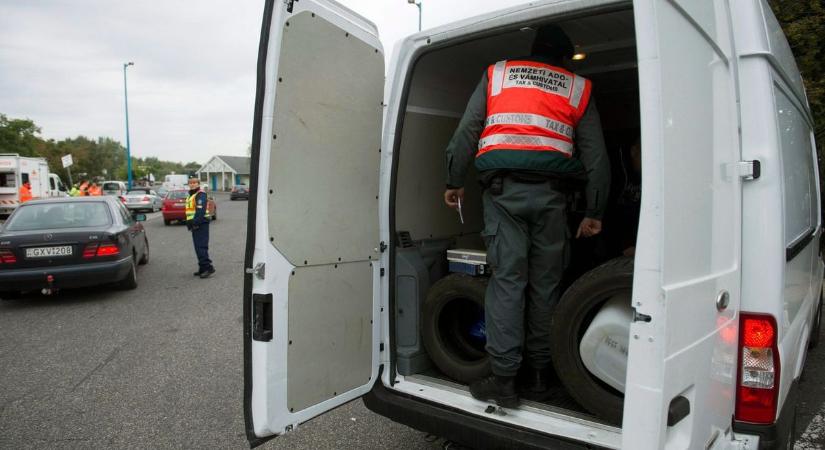Videón a nagy fogás, szabálytalan csomagokra csapott le a NAV