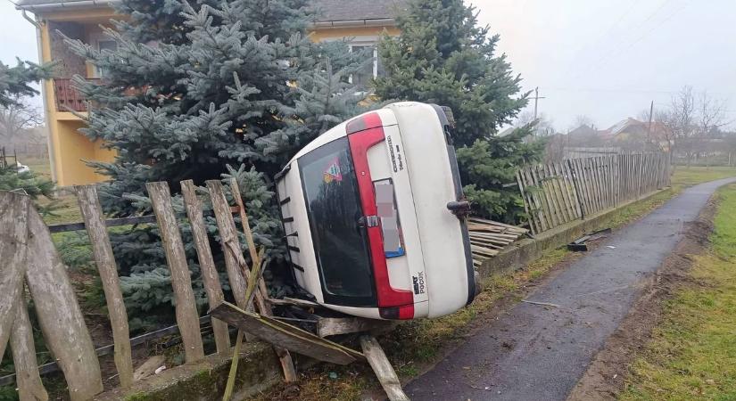 Benézett a ház udvarára egy autó Hevesben, lehet a karácsonyfáért ment?