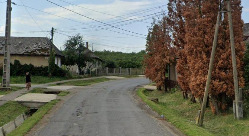 Árokba hajtott egy autó Baktakéken