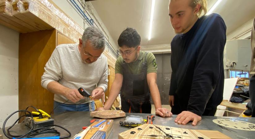 Ilyen órát nem kapsz boltban: Ásotthalmon készülnek kézzel – galériával, videóval