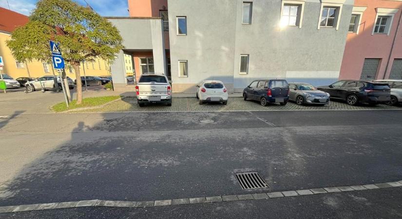 Parkolási kultúra Szombathelyen, avagy így fér el öt helyre három autó - fotó