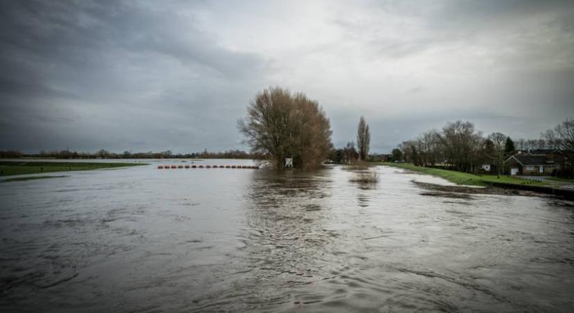 Pusztító áradás fenyeget: tízezreket evakuálnak a katasztrófa sújtotta térségből