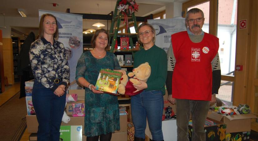 Rászorulók karácsonyát teszi szebbé a kiskunfélegyházi könyvtár