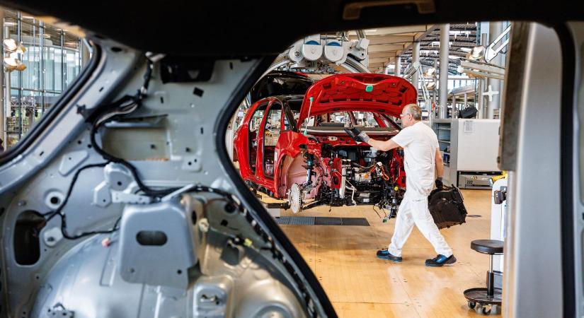 Fellélegezhet az európai autóipar: az EU mégsem tiltja ki 2035-től a benzines autókat