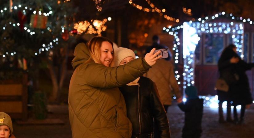 Estére megtelik a Kossuth tér: ilyen most az adventi hangulat Szolnokon – videóval, galériával