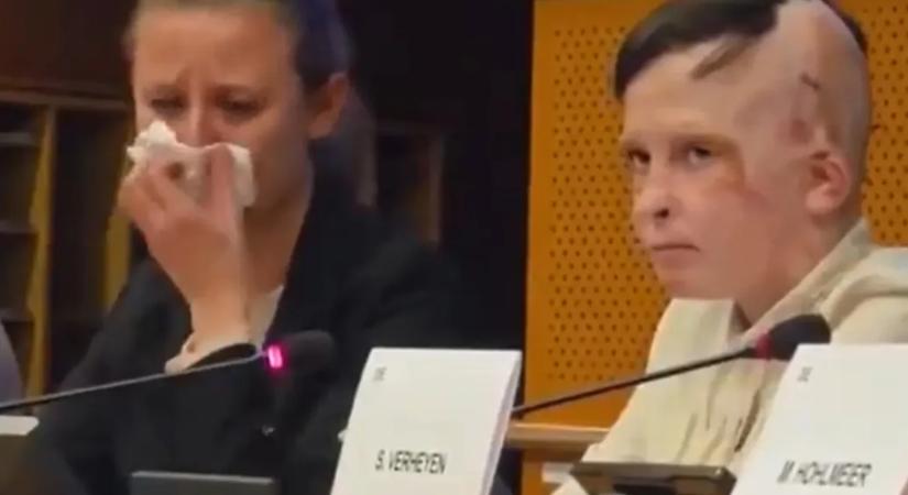 Elsírta magát a tolmács az ukrán kisfiú történetétől az Európai Parlamentben