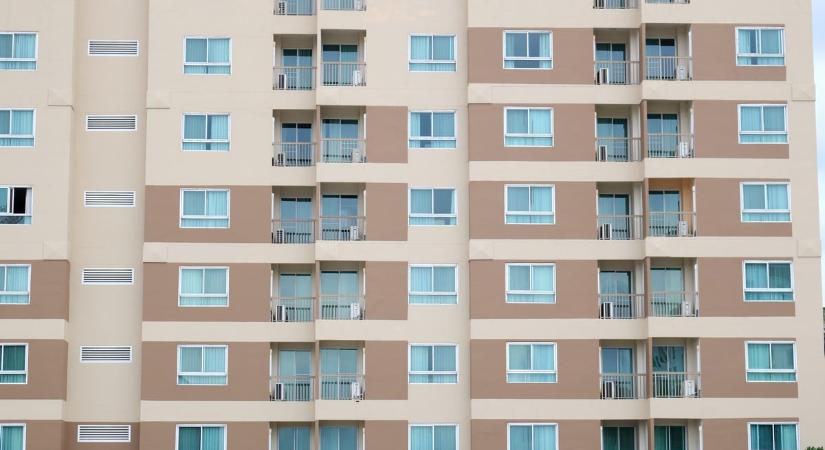 Drámai életmentés Budapesten, 20 éves nőt húztak vissza egy 10. emeleti erkélyről a rendőrök