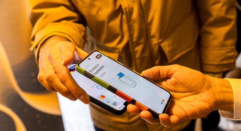 Megváltozik az adományozás, okostelefonra költözik a segélyakció