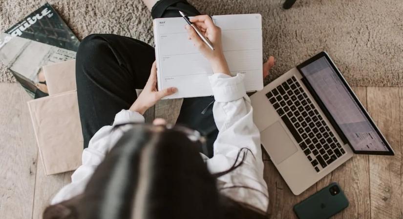 Karrierút a távmunkában: hogyan működik a fejlődési terv hibrid és távmunka esetén?