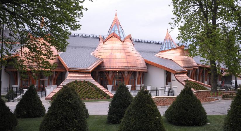 Mészáros Lőrinc félórás beszédet tart cége karácsonyi buliján