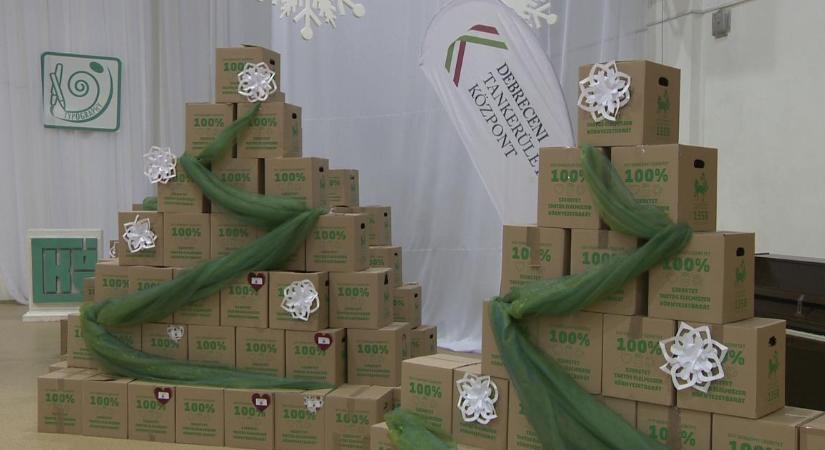 Több mint ötszáz szeretetcsomag a rászorulóknak: összefogtak a debreceni iskolák – videóval