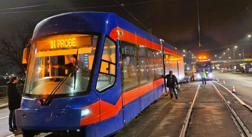 Megérkezett az első kétirányú villamos Nagyváradra