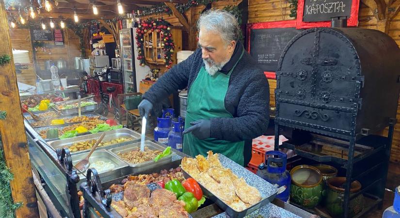 Szívvel-lélekkel készítik a magyaros menüket a karácsonyi vásárban, ezeket a sztárételeket akarja mindenki – fotók