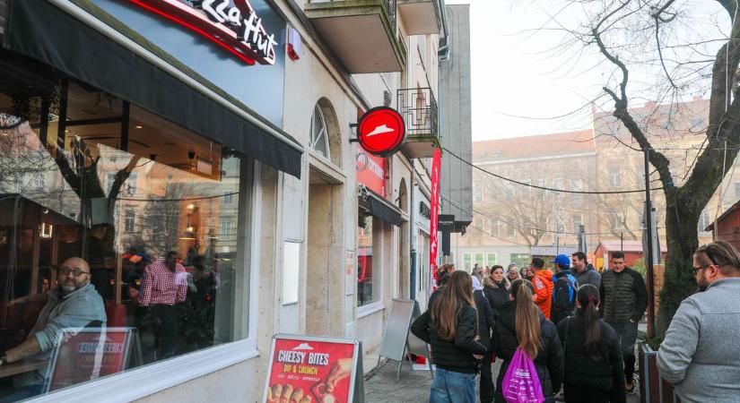 Felszolgálórobot és fagyigyár: megnyílt Szombathelyen a Pizza Hut - fotók