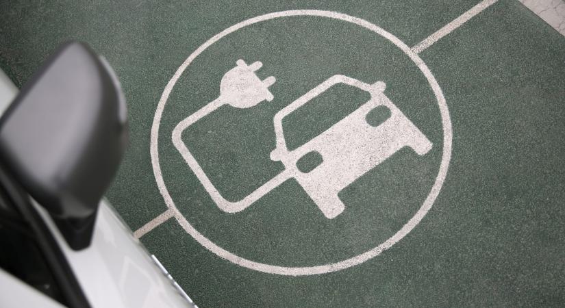 Még gyorsabb elektromos autó töltés: jelentős hálózatbővítés indul