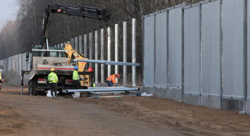 Alagutat ástak a határkerítés alatt: több mint 180 migráns jutott be Lengyelországba