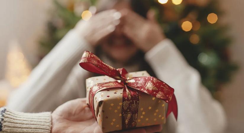 Ezek a karácsonyi ajándékok valójában rejtett üzenetek