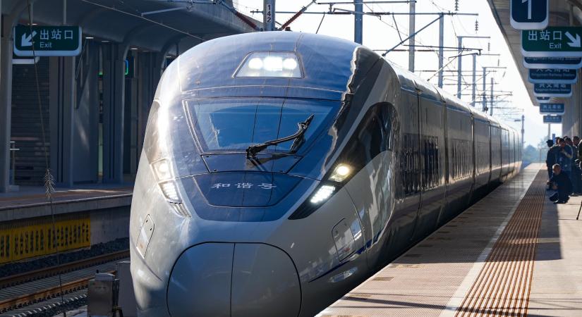 Kínai emeletes motorvonatokkal erősítenék a hazai vasutat