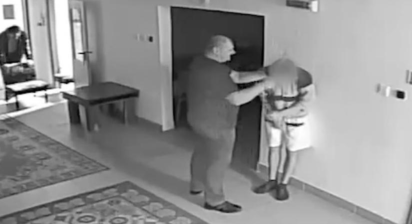 Bottal fenyítette a rendész az egyik fiút – újabb Szőlő utcai videót tett közzé Juhász Péter