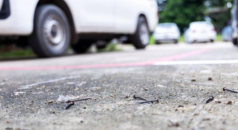 Csavarok szóródtak ki egy útszakaszon: több autóban keletkezett kár