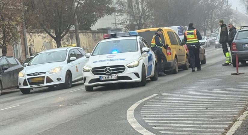 Baleset akadályozza a forgalmat Kaposvár belvárosában
