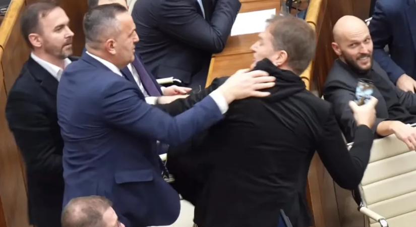 Verekedés, sípolás és beszólogatások a szlovák parlamentben