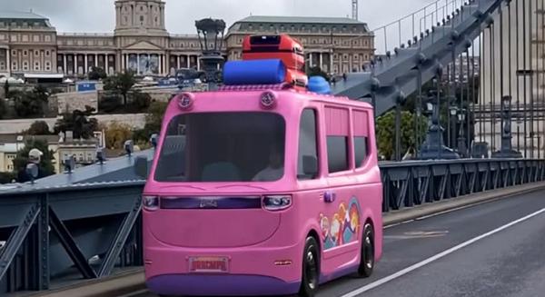 A Kossuth téren parkol Barbie lakóautója: elindult a Mattel Fake OOH reklámkampánya